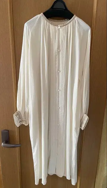 로와지르 아이보리 긴팔 셔츠 원피스