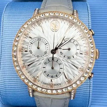 새상품급 SWAROVSKI 매트릭스 테니스 골드 여성용 손목시계