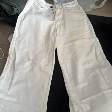화이트 와이드 팬츠 얼룩 있음