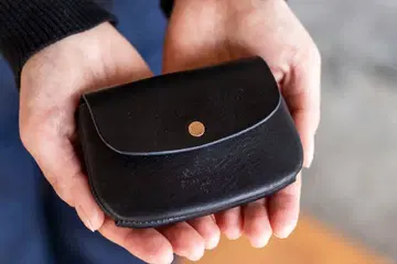 풍성한 블랙 가죽 코인 케이스 스냅 버튼 포함