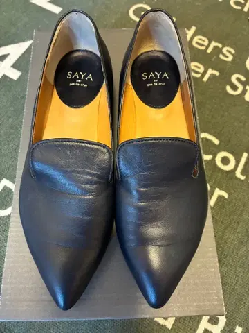 SAYA 네이비 가죽 로퍼