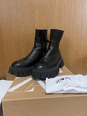 [ ZARA ] 블랙 가죽 통굽 지퍼 부츠