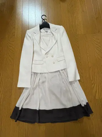 화이트 자켓과 베이지 드레스 세트