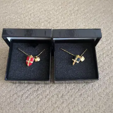 헬로키티 방패형 페어 목걸이 2개 세트