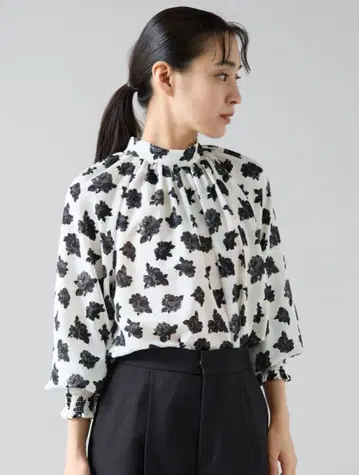 올드 로즈 프린트 하이넥 블라우스