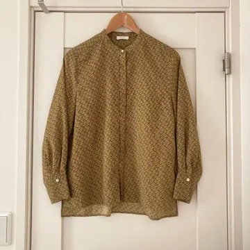 투모로우랜드 보르지 크레센트 문 프린트 밴드 카라 블라우스