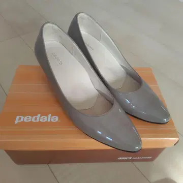 페달라 에나멜 펌프스