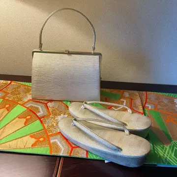 금사가 짜인 아름다운 조리와 백