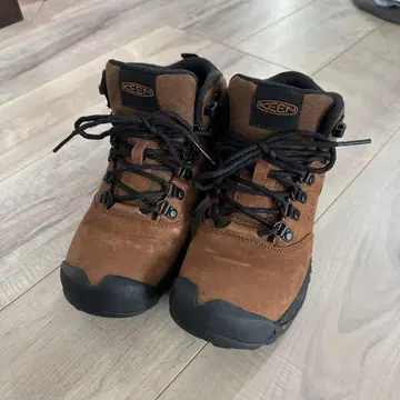 KEEN 등산화 여성용 24.5cm