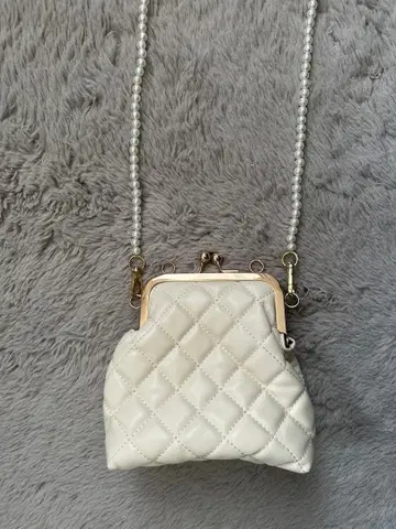 화이트 퀼팅 가마구치 숄더백