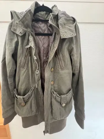 후드 부착 올리브 그린 점퍼