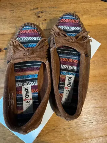 MINETONKA 브라운 모카신