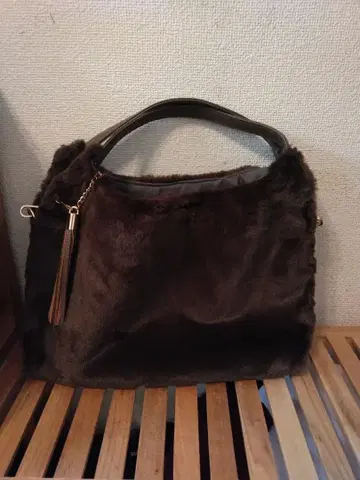 다크 브라운 퍼 숄더백