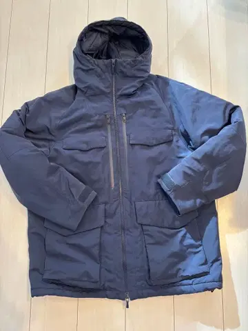 White Mountaineering 후드 부착 다운 자켓 네이비