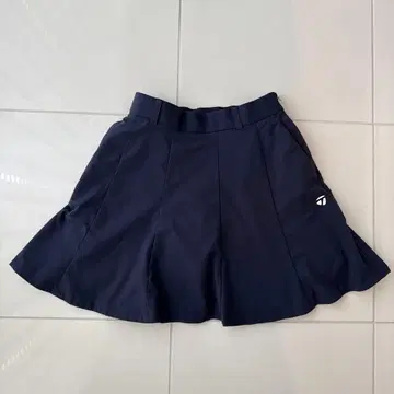 1회 사용 Taylormade  겨울용 네이비 플레어 스커트
