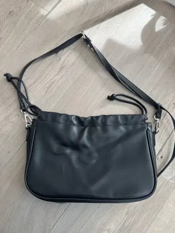 블랙 합성 피혁 숄더백