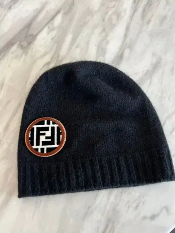 블랙 니트 모자 로고 패치 포함