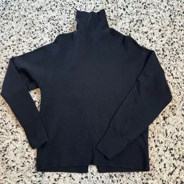 roku 6 코튼 블랙 터틀넥 스웨터