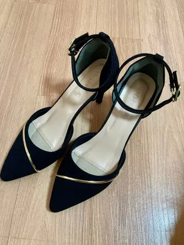 블랙 스웨이드 앵클 스트랩 하이힐