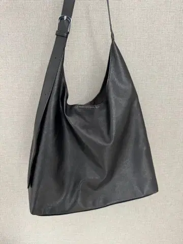 블랙 합성 피혁 숄더백