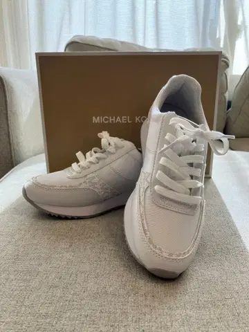 MICHAEL KORS 화이트 스니커즈