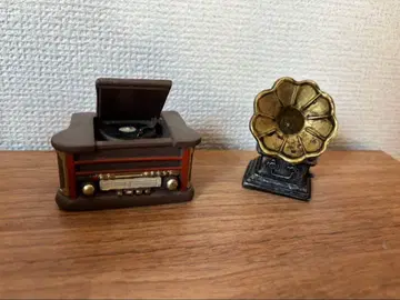 미니어처 레코드 플레이어와 축음기 세트