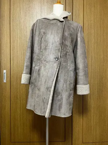 그레이 후드 부착 무스탕 코트