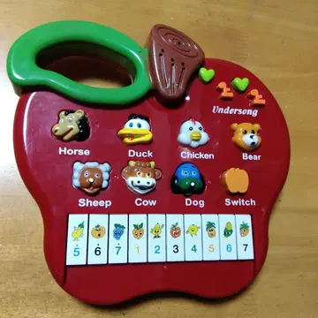 사과 모양의 동물이 우는 피아노