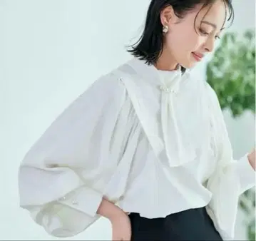 루일 에 부티크 리본 타이 포함 화이트 블라우스 볼륨 소매