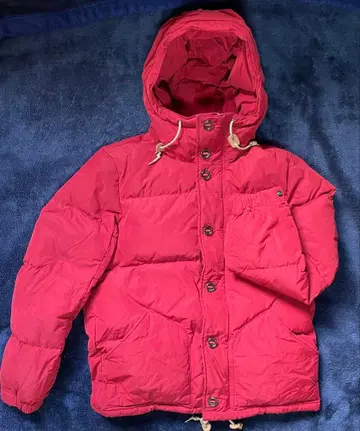 [빔즈] 여성용 후드 부착 레드 다운 자켓