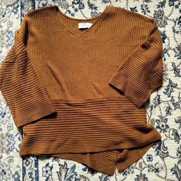 ADAM ET ROPE 브라운 V넥 니트