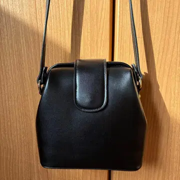 블랙 심플 숄더백