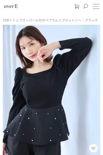 펄 장식 페플럼 리브 티셔츠: 블랙