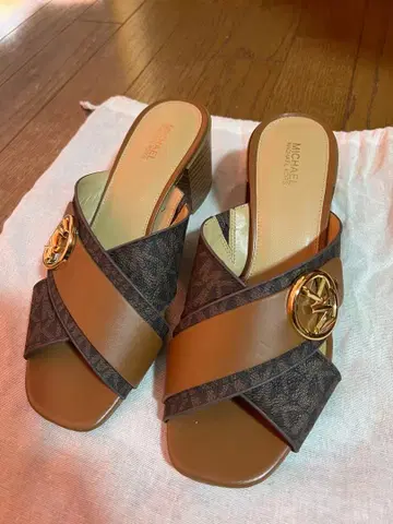 MICHAEL KORS 브라운 샌들