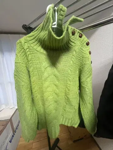 라임 그린 터틀넥 니트
