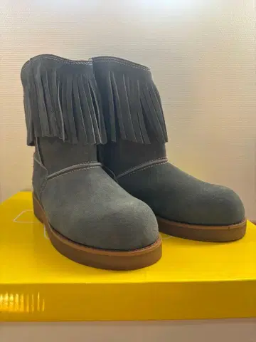 프린지 장식의 그레이에 가까운 그린 스웨이드 부츠