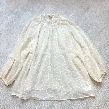 새상품급 도트 플라워 자카드 볼륨 개더 풀오버 36