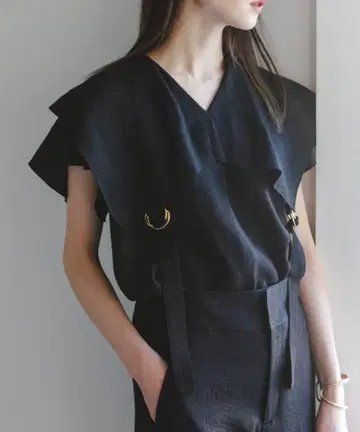 Noble 퍼지 린넨 스퀘어 케이프 블라우스