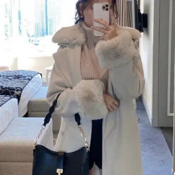 퍼가 달린 라이트 그레이 롱 코트