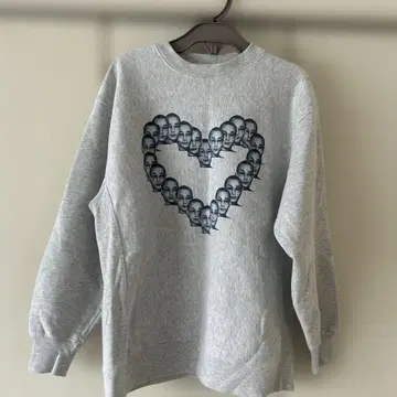 ARAKI 하트형 얼굴 프린트 맨투맨