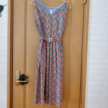 꽃무늬 슬리브리스 무릎 기장 원피스