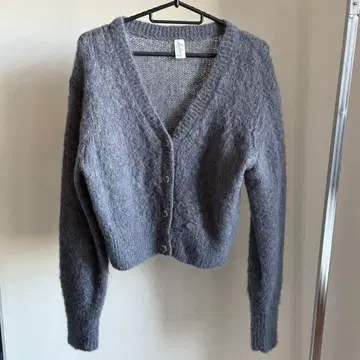 그레이 V넥 반짝이 버튼 니트 가디건
