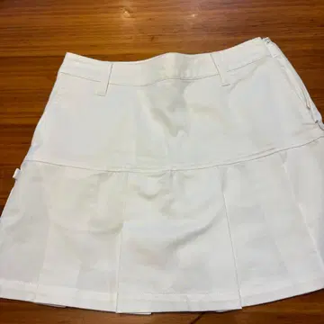 잭 버니 화이트 플리츠 스커트