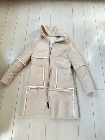 후드 부착 무스탕 코트 베이지 화이트