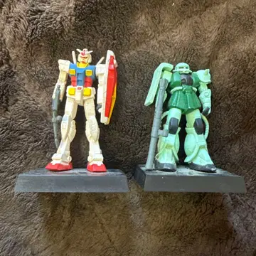 건담과 자쿠 피규어 세트