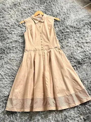 FOXEY 베이지 페이크 스웨이드 슬리브리스 원피스