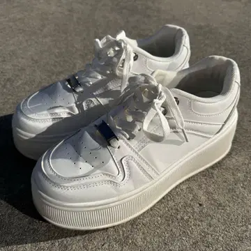 화이트 플랫폼 스니커즈