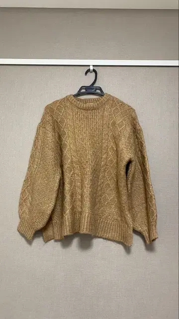 베이지 케이블 니트 스웨터