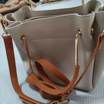화이트 숄더백 오렌지 스트랩 포함