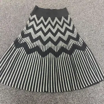 쓰리포타임 기하학 패턴 니트 플레어 롱 스커트